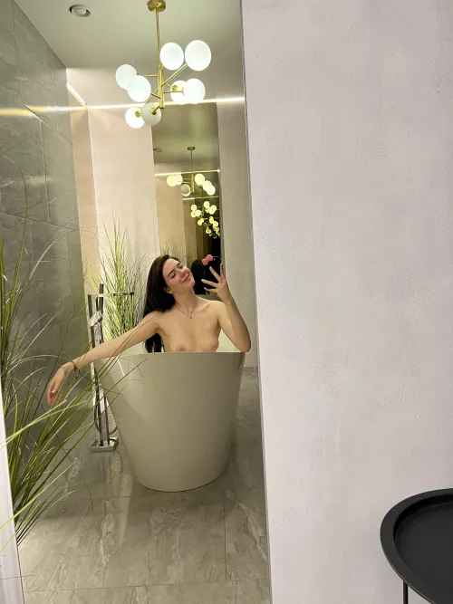 Thumbnail xx_charlierose's Sensual Morning Revelation in MirrorSelfie