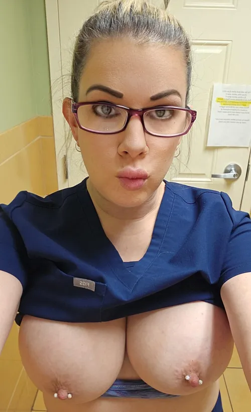 Thumbnail Hotnursefla's Greetings from Work: A Day in the Life of a Milfie