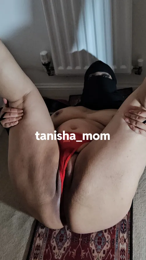 Thumbnail tanisha_mom: Embracing Sensuality with Legs Wide Open in the slutwife Realm