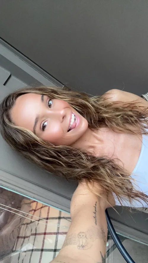 Thumbnail Tina_Bastanchury's Natural Brunette Beauty: Post-Shower Vibes