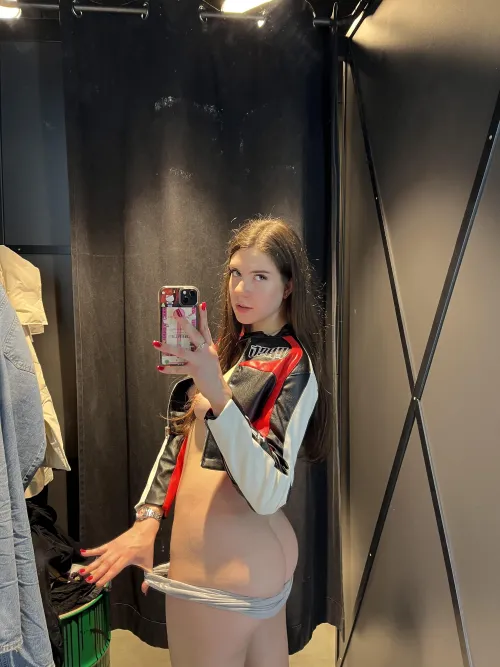 Thumbnail The Seductive Charm of xx_charlierose's Mirror Selfie