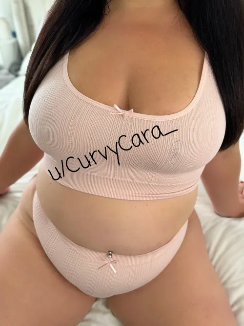 Thumbnail amateur_milfs: CurvyCara_ Wishes You a Happy & Horny Friday