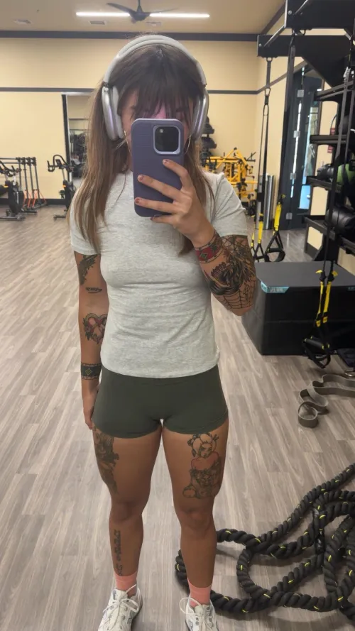 Thumbnail Gym Selfie Vibes - Christinawest12905's Workout Pose