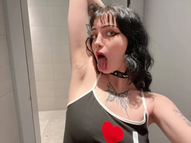 Thumbnail Indulge in the Temptation: Garcia_Iris Explores Armpit Fetish