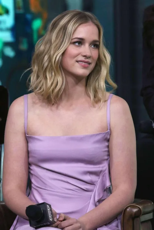 Thumbnail Elizabeth Lail: Captivating Beauty | CuckForDomme | GentlemanBoners