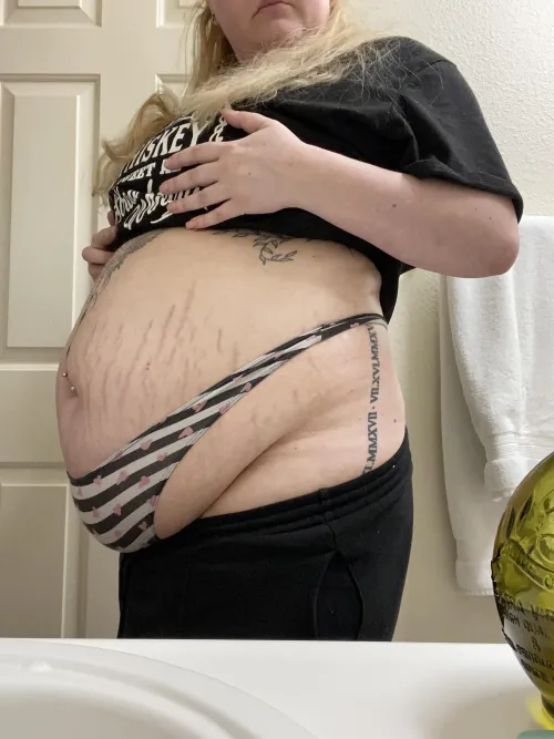 Thumbnail Pregnant or Just Fat? Sweetassugar699's Story in Stuffers