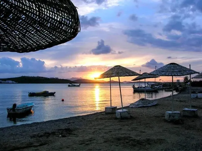 Thumbnail Heavyguachesam: Admiring the Beautiful Sunset Over Turkish Beach