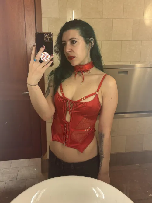 Thumbnail Revealing a Red Corset Look: Embracing Your Personality