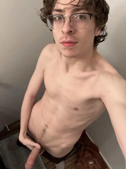 Thumbnail Age 19: A Twink Who Loves Showing Off | desolatedtime