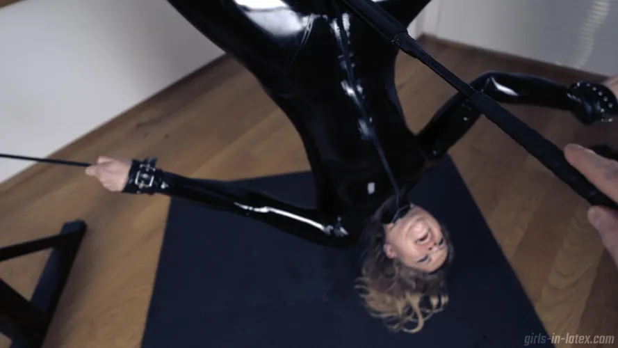 Thumbnail Latex Play: A Play Session with Zephyra | latex-girl