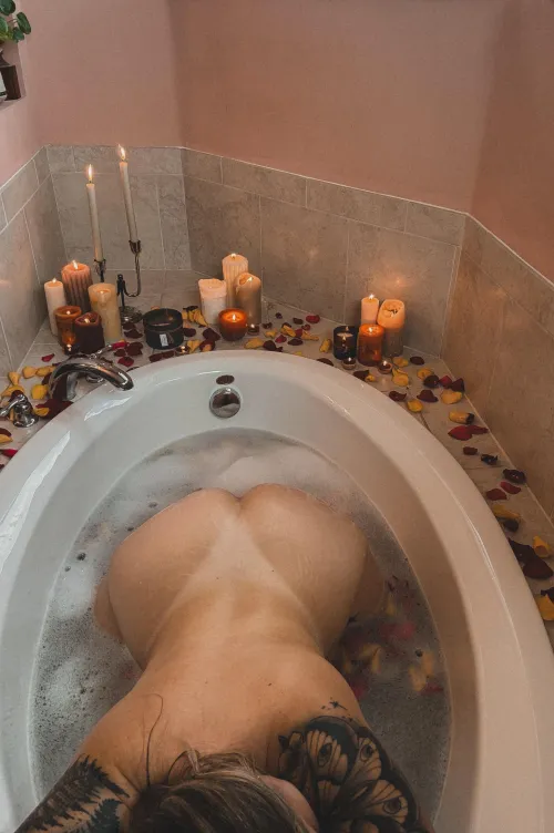 Thumbnail gabiii_carter: Experience the Pleasure of 'Ass-Filled Baths'