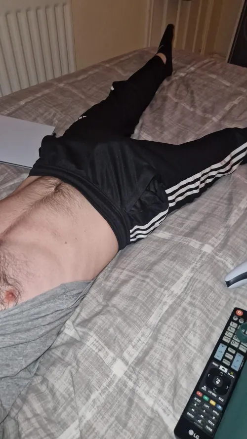 Thumbnail jw_00uk: The UK Trackies Bulge Sensation