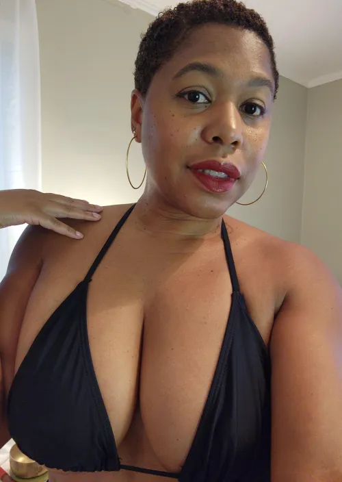 Thumbnail Seductive Secrets: Meshmuse Shares Cleavage that Turns Heads