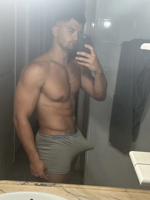 Thumbnail Unexpected Gym Encounter Shared by realisiwak | GaybrosGoneWild