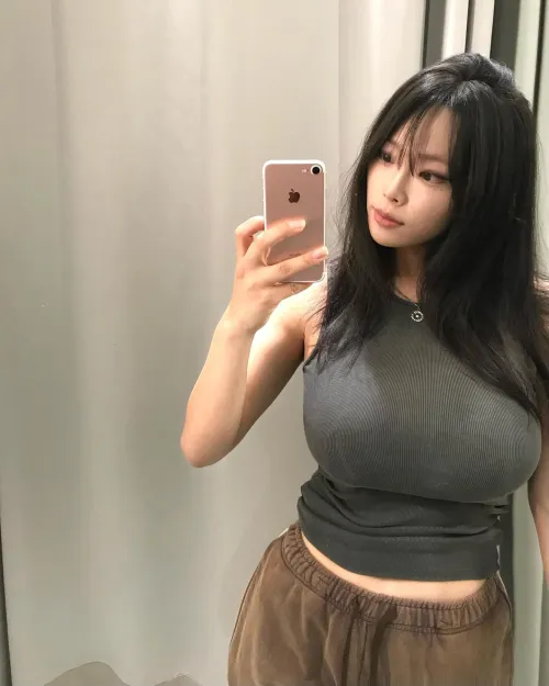 Thumbnail figurphilosopher's Charm: Exploring the 'Korean Cutie' in 2busty2hide