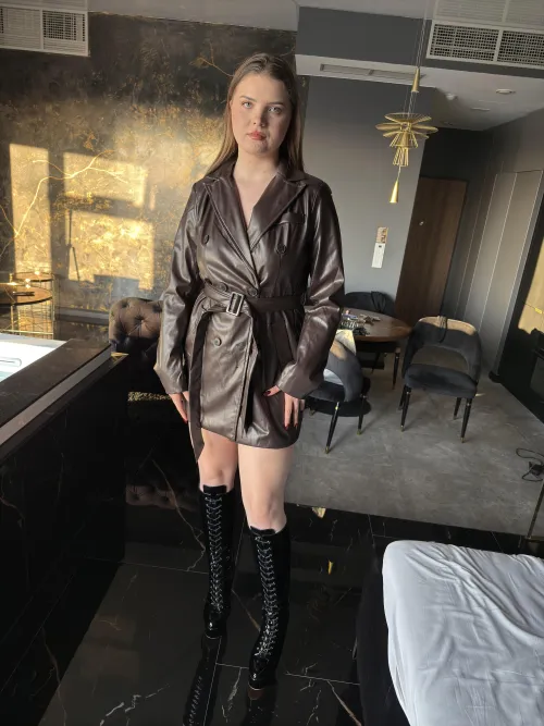 Thumbnail Navlia's Stylish Debut in a New Leather Coat