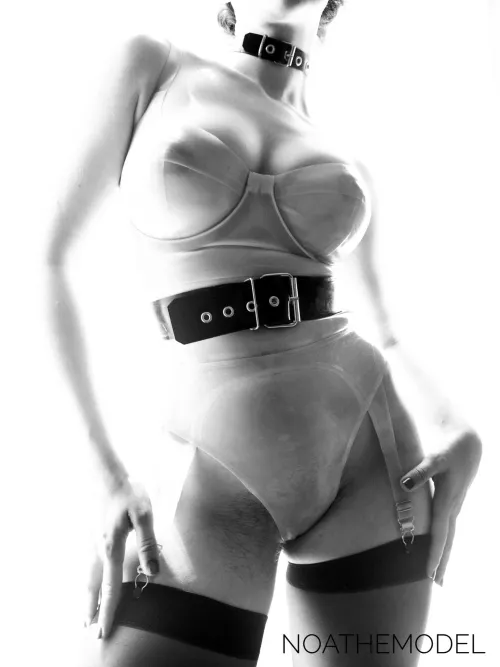 Thumbnail NoaTheModel Selfportrait in MMlatex | Analyzing ShinyPorn