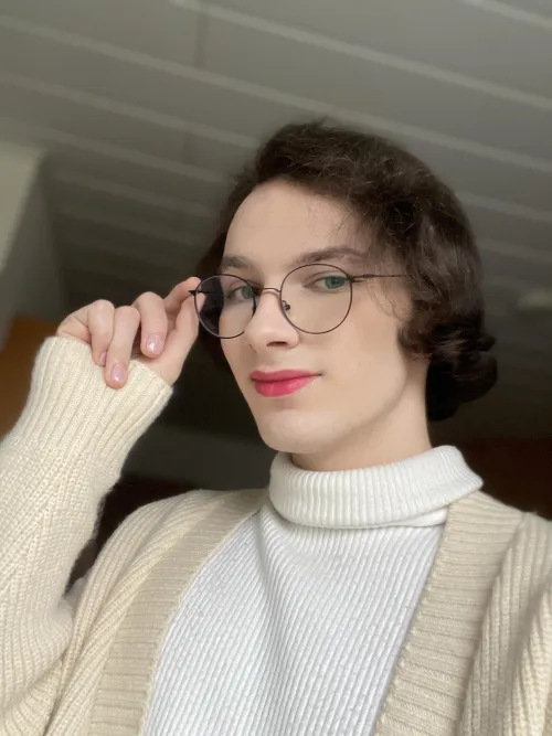 Thumbnail Boys Can Wear Makeup Too: Neofoxyy Defies Norms in femboy