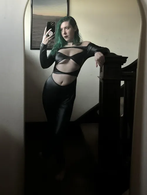 Thumbnail sirenskiss3 Dazzles in Sexy Little Suit Mirror Selfie