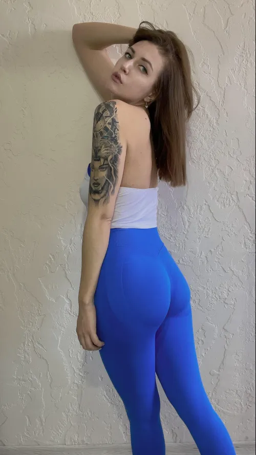 Thumbnail megan_vikkk's First Date Dilemma: Yoga Pants or Not?