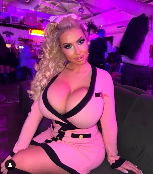 Thumbnail Admiring the Cleavage: Dive into Bimbo Fantasy