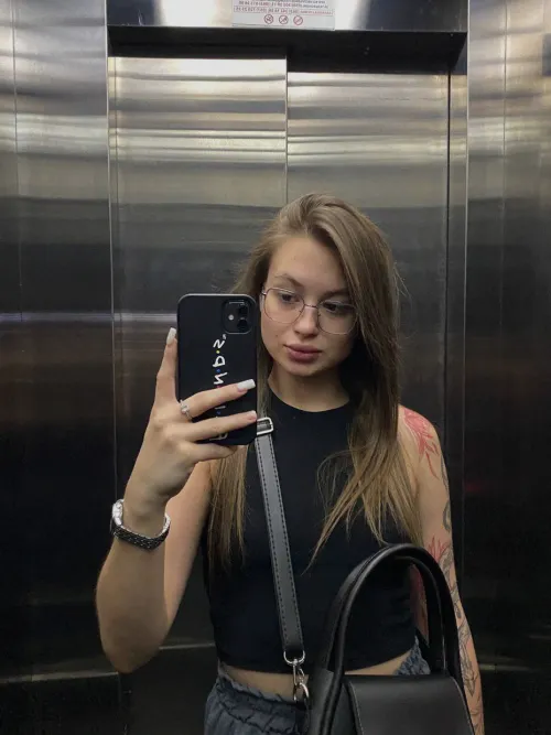 Thumbnail Pluzy_ducky's Elevator Vibe MirrorSelfie