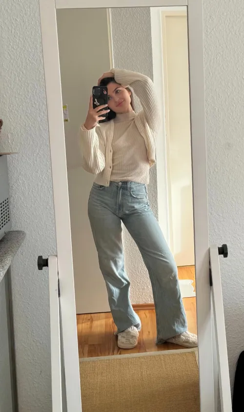 Thumbnail Charming_Blossomm Shares My Cute Outfit in MirrorSelfie