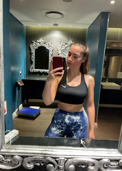 Thumbnail sourdoughwomen perfects 'got that thickness just right' in croptopgirls