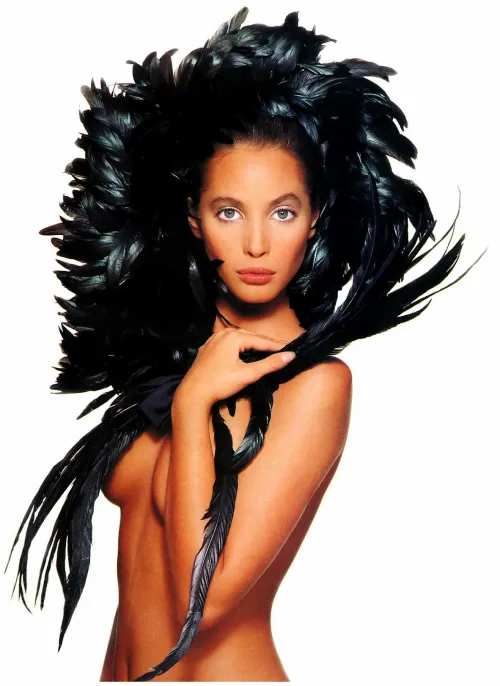 Thumbnail The Iconic Beauty of Christy Turlington