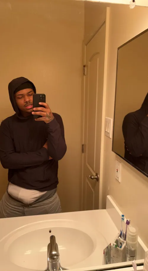 Thumbnail Capturing the Essence of 25 Mirror Selfies by Beeffranklyn