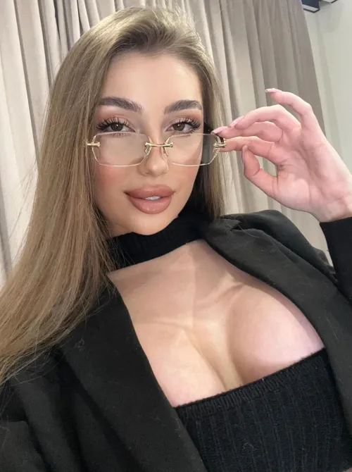 Thumbnail Lady with a Stunning Cleavage Display | cleavage