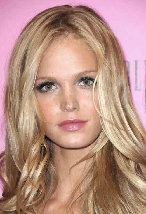 Thumbnail PrettyGirls: Erin Heatherton by Long_oil_