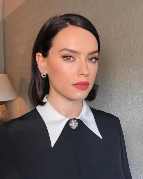 Thumbnail Captivating Daisy Ridley: A Portrait of Elegance by KG101411