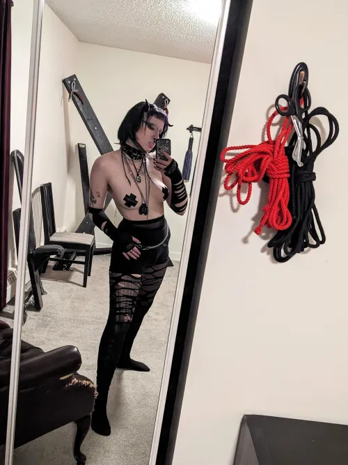 Thumbnail Indulge in Kinky Goth Fantasies with viking_alien