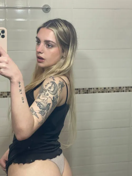 Thumbnail Grabbing Attention: Ass Grab Selfies with gentleKira_