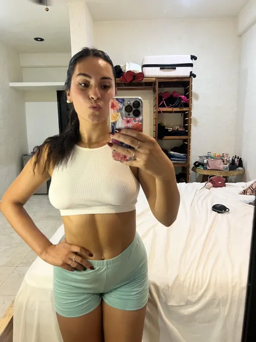 Thumbnail aimee_bby Shows Off in Gym Top - Get Inspired