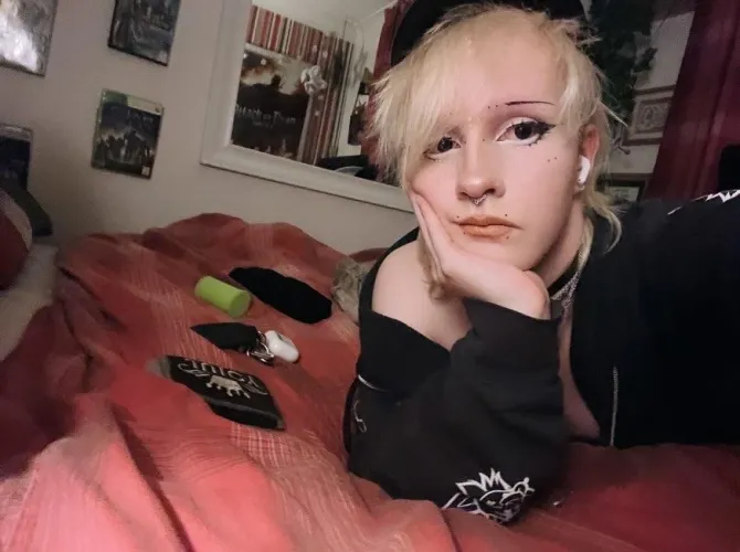 Thumbnail Captivating Gleeby Eyes: A femboy's Gaze | FenfurX