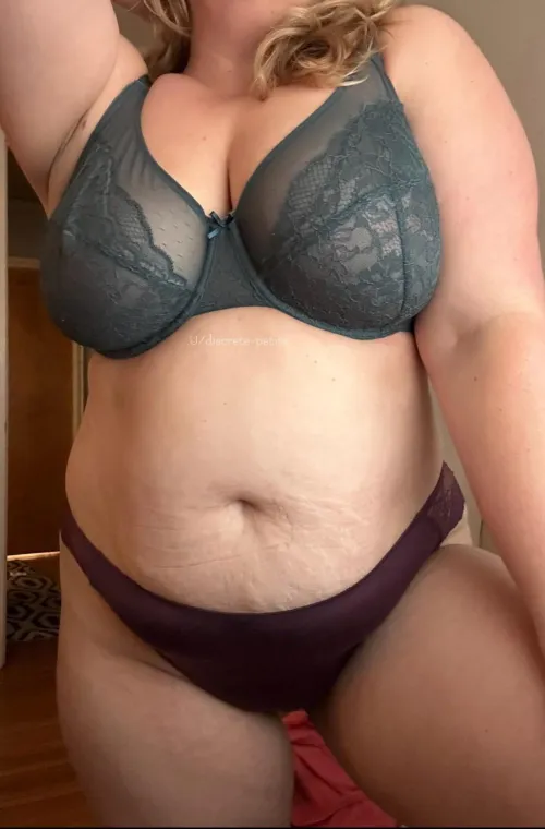 Thumbnail Discrete-Petite Shares the Fun Journey in 40s in Mombod Revelations