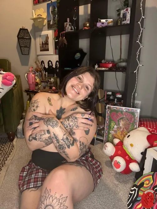 Thumbnail cannakweeen Unleashes Wild Side with Tatted School Girl Handbra