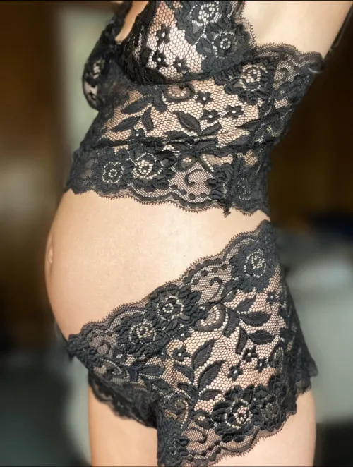 Thumbnail ursecretava Questions: How does my pregnant belly look in this set?