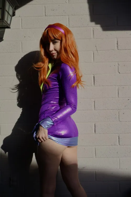 Thumbnail Daphne Cosplay: Spotlight on Skylar Shorts' Impressive Work