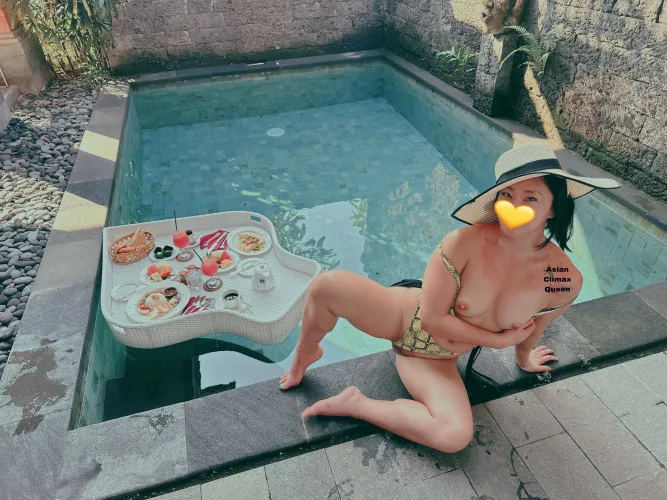 Thumbnail Enjoying the Floating Breakfast by the Pool: Asian_Climax_Queen's Experience