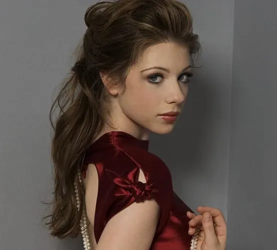 Thumbnail Michelle Trachtenberg: A Stunning Portrait | NewArtDimension | PrettyGirls