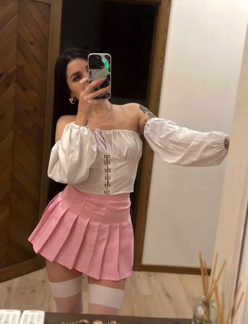 Thumbnail Feeling Good in This Top: ekorty's Confidence in Fashion