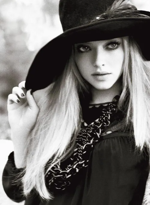 Thumbnail Captivating Beauty: Amanda Seyfried | veil18