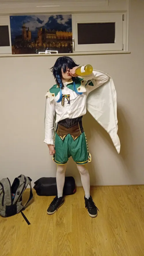 Thumbnail Venti Cosplay Mishap - Humorous Fashion Moment Captured