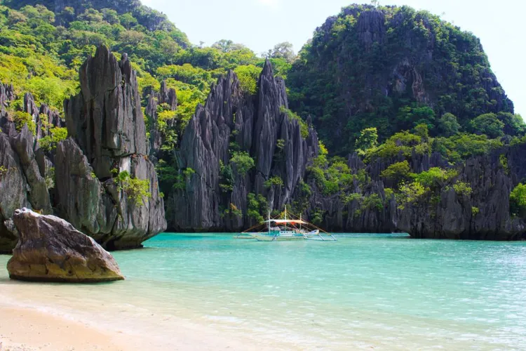 Thumbnail Palawan Beach, Philippines: A Hidden Gem Unveiled | cutegirlemma