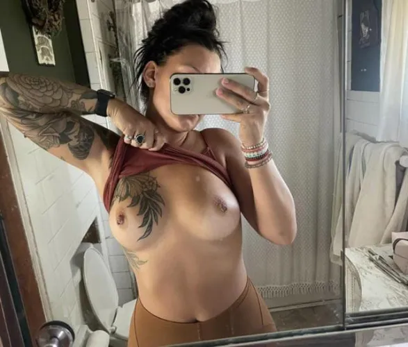 Thumbnail Discover the Hot Insights by Bigboi420187 in Nude_Selfie Category