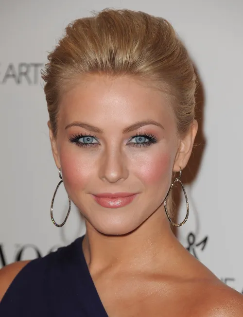 Thumbnail Julianne Hough: A Captivating Look from rockyfortino | PrettyGirls