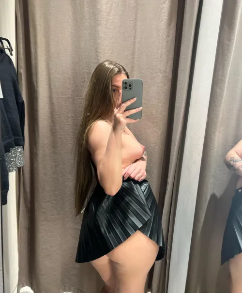 Thumbnail Cute and Sexy Selfies: A Glimpse Through the Mirror